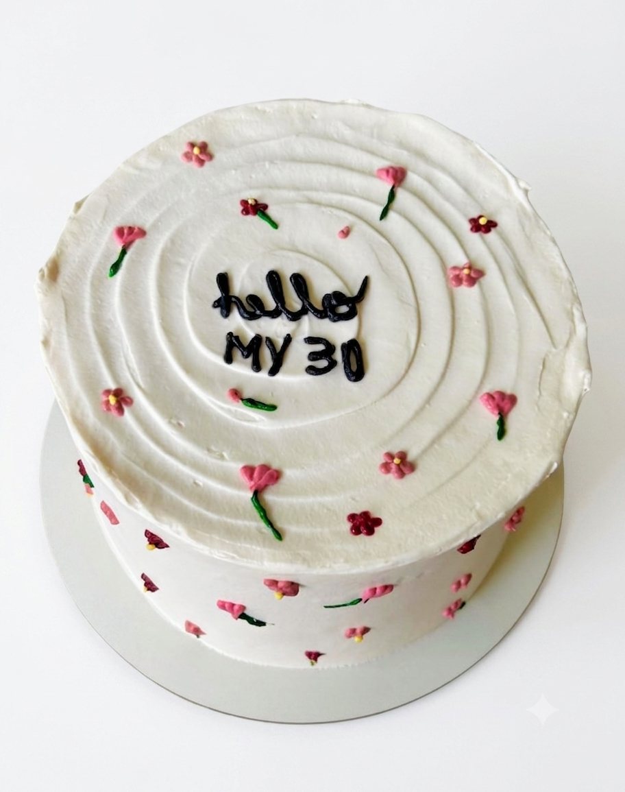 bolo personalizado Bea Doces branco decorado com flores para festa